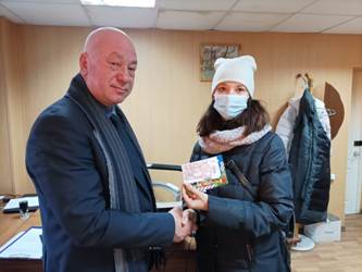 Вячеслав Доронин подарил юным зрителям билеты на новогодние представления